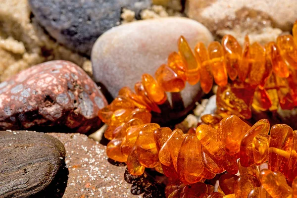 Bärnsten halsband på en strand i Östersjön — Stockfoto