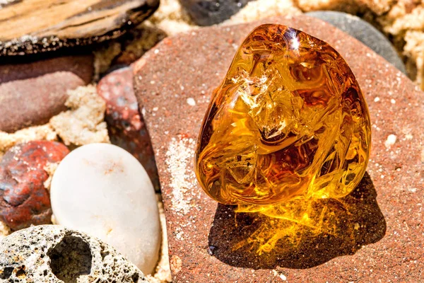 Amber op een strand van de Oostzee — Stockfoto