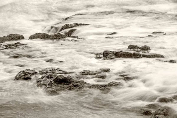 長時間露光でカニと大西洋の波 — ストック写真