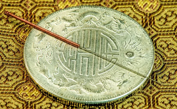 Agulha de acupuntura na moeda chinesa antiga — Fotografia de Stock