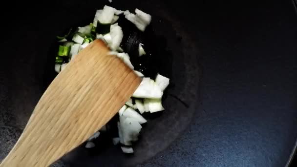 Chinese wok, roasting onions, chili and ginger — Stock Video