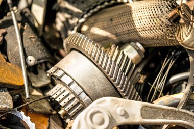 hurda avluya araba parçaları ile