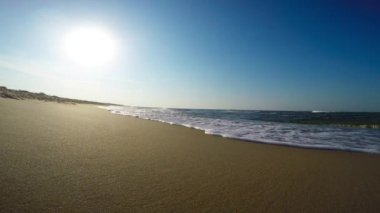 Arka ışık ile Polonya Baltık Denizi'nin Beach