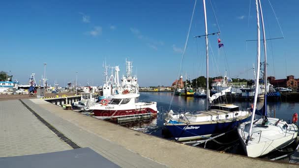 Port de pêche d'Ustka, Pologne avec marina — Video