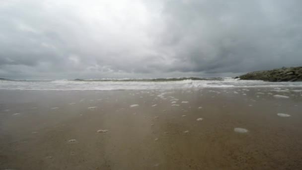 Surf της Βαλτικής θάλασσας στην Πολωνία, κάμερα στο surf — Αρχείο Βίντεο