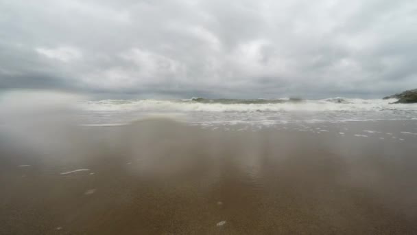 Surf del Mar Báltico en Polonia, cámara en el surf — Vídeo de stock
