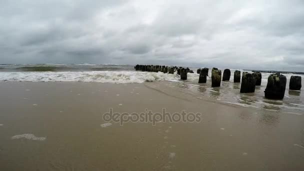 Surf van de Oostzee in Polen, camera in de branding — Stockvideo