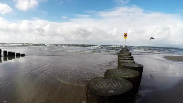 Сёрф Балтийского моря в Польше, камера в серфе — стоковое видео