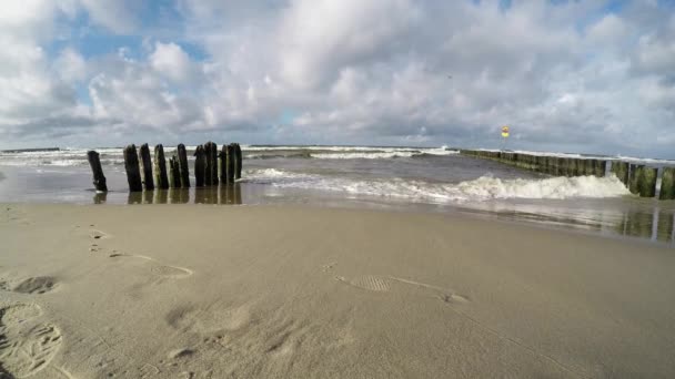 Surf van de Oostzee in Polen, camera in de branding — Stockvideo