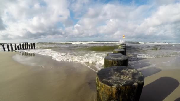 Сёрф Балтийского моря в Польше, камера в серфе — стоковое видео