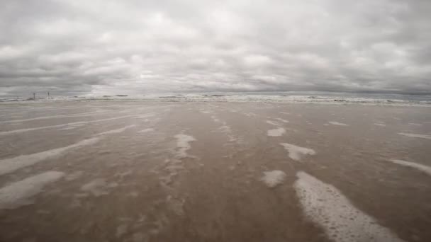 Surf της Βαλτικής θάλασσας στην Πολωνία, κάμερα στο surf — Αρχείο Βίντεο