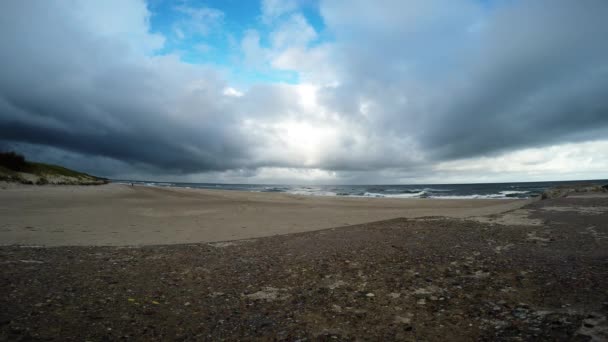 Strand van de Oostzee met dramatische hemel — Stockvideo