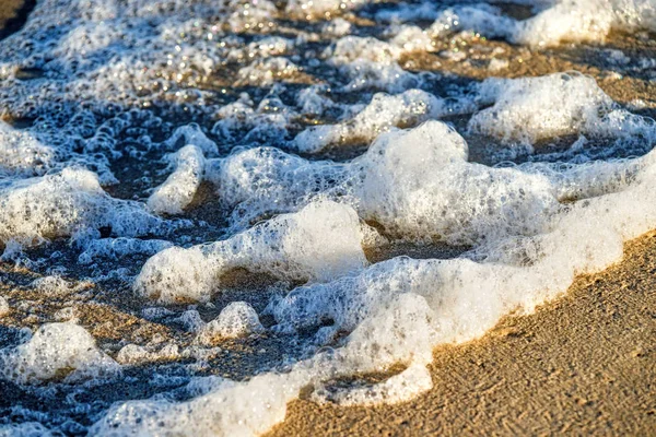 Піщаний пляж з розпилювачем серфінгу — стокове фото