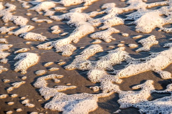 Песчаный пляж с брызгами для серфинга — стоковое фото