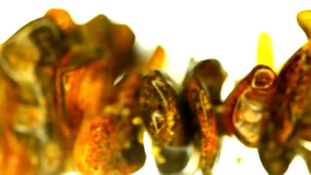 Bracciale in ambra su un tavolo girevole — Video Stock