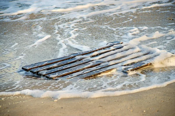 Bois flotté, palette sur une plage de la mer Baltique — Photo