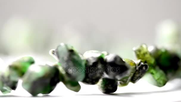 Bracciale smeraldo su un tavolo girevole — Video Stock