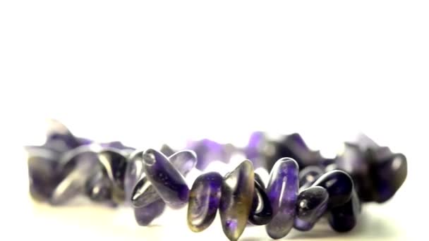 Amethyst armband op de tafel van een beurt — Stockvideo