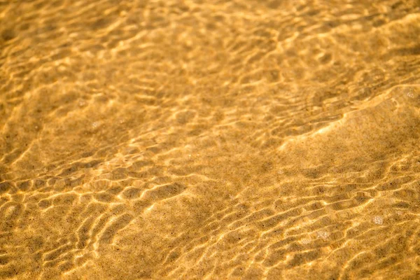 Plage de sable avec eaux peu profondes du surf — Photo