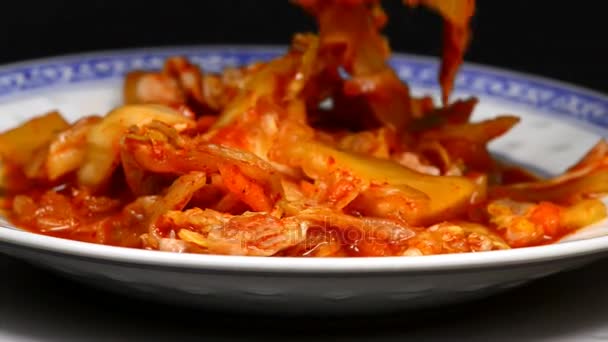 Koreaanse Kimchi op de tafel van een beurt — Stockvideo