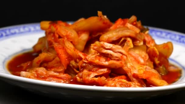 Kimchi coreano en una mesa giratoria — Vídeo de stock