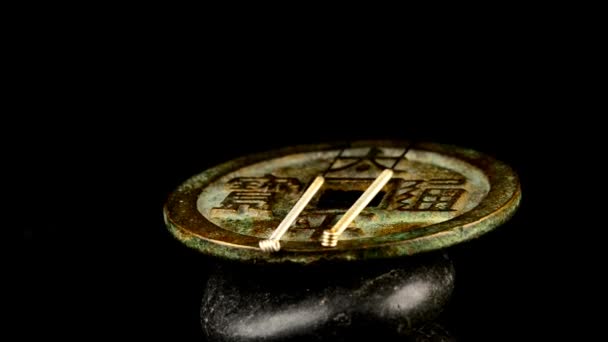 Иглы Иглоукалывания Старинной Китайской Монете Поворотном Столе — стоковое видео