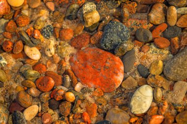 çakıl taşları ile kumlu plaj 