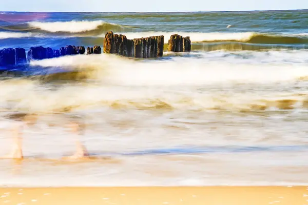 El oleaje del mar Báltico en la exposición prolongada —  Fotos de Stock