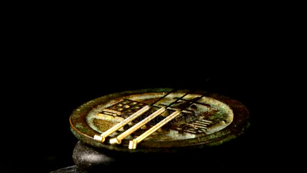 Иглы Иглоукалывания Старинной Китайской Монете Поворотном Столе — стоковое видео