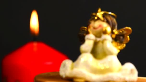 Decoración Navidad Con Ángel Luz Las Velas Mesa Giratoria — Vídeo de stock