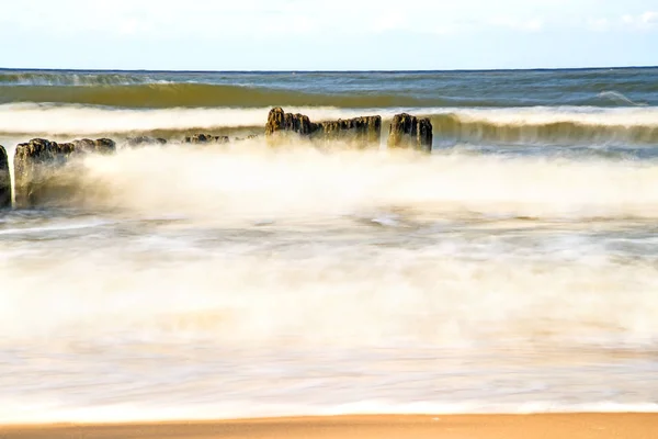 El oleaje del mar Báltico en la exposición prolongada — Foto de Stock