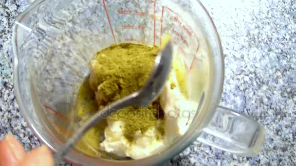 Blanda Moringa Pulver Med Yoghurt — Stockvideo