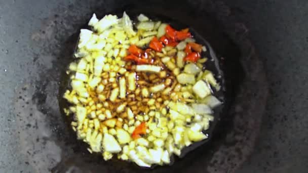 Китайський Казанок Опуклим Днищем Випал Цибулю Chilis — стокове відео
