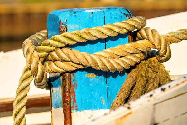 Bollard with mooring line of a trawler — Stock Photo, Image