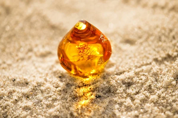 Amber op een strand van de Oostzee — Stockfoto