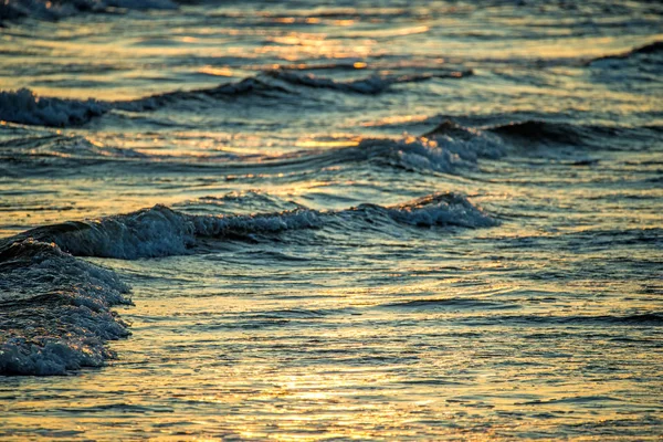 Surf del mar Báltico con sol de la mañana — Foto de Stock