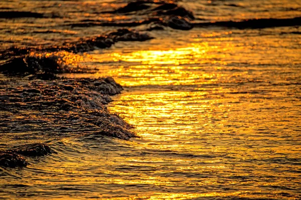 Surf del Mar Baltico con sole mattutino — Foto Stock