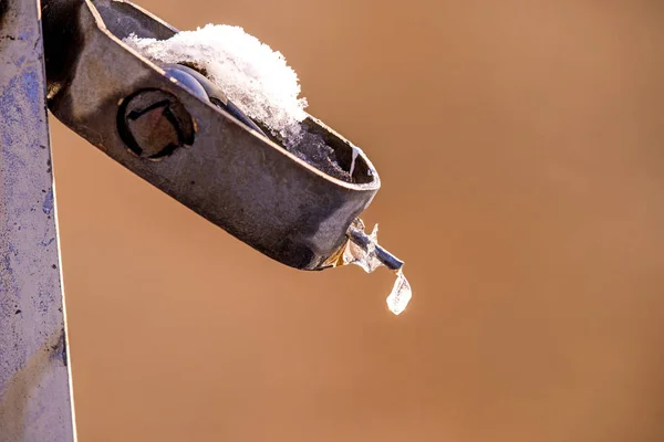 Kış sahne, çit ile kar cap — Stok fotoğraf