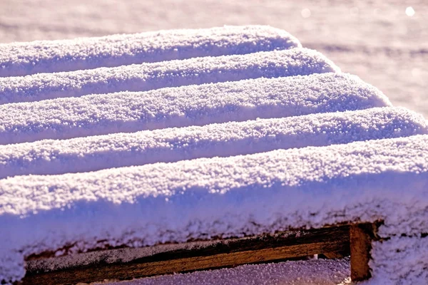 Zimowa scena, palety z cap śniegu — Zdjęcie stockowe
