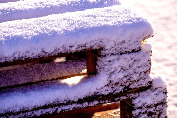 Zimowa scena, palety z cap śniegu — Zdjęcie stockowe