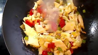 Beyaz lahana Çinli bir wok hazırlanıyor