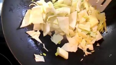 Beyaz lahana Çinli bir wok hazırlanıyor