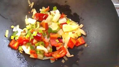 Beyaz lahana ve Çinli bir wok içinde kırmızı biber ile sebze tabağı,