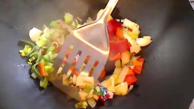 Beyaz lahana Çinli bir wok hazırlanıyor