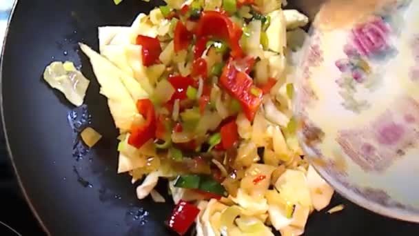 Beyaz Lahana Çinli Bir Wok Hazırlanıyor — Stok video