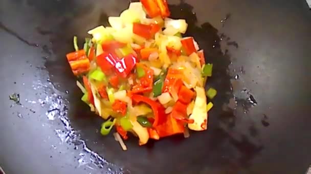 Prato Vegetal Com Repolho Branco Pimentas Vermelhas Wok Chinês — Vídeo de Stock