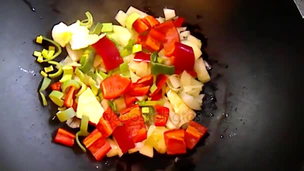 Plantaardige Schotel Met Witte Kool Rode Paprika Een Chinese Wok — Stockvideo