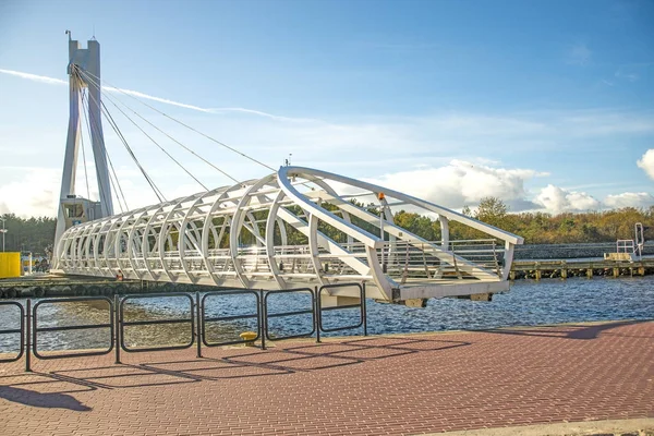 Ustka, moderno ponte oscillante sul porto — Foto Stock