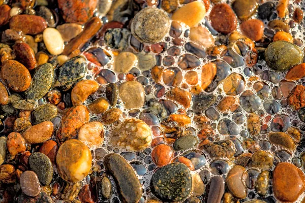 Guijarros en el agua del oleaje del mar Báltico — Foto de Stock