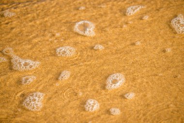 kabarcıkları sörf ile kumlu plaj